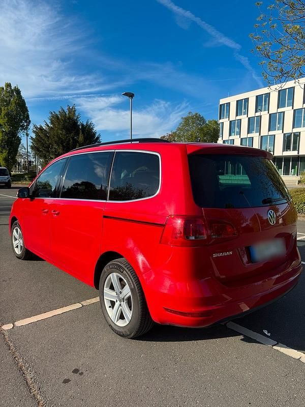Second-hand VW Sharan 140 CP (102 kW) 2014 Roșu Monovolum