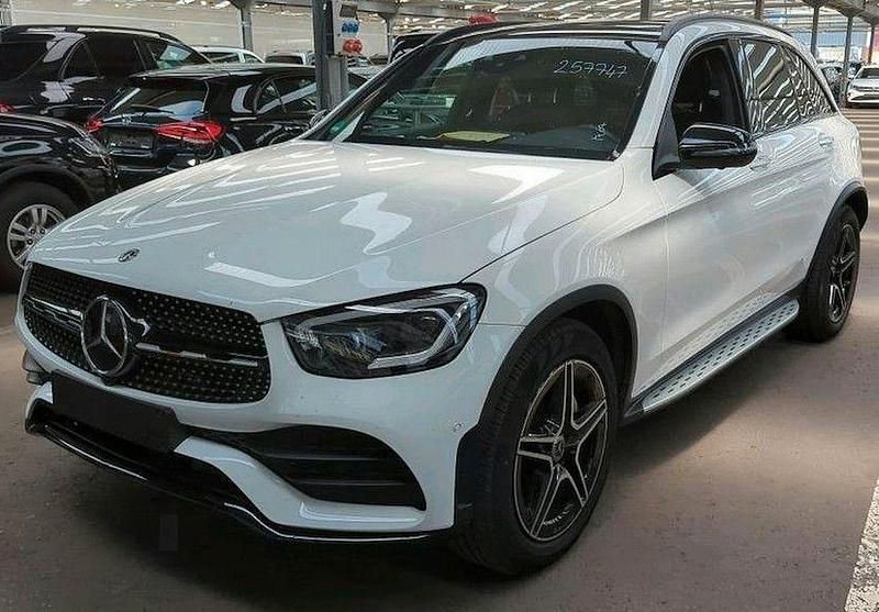Weiß Gebraucht 2020 Mercedes GLC300 AMG SUV | 43.900 € (Etwas zu teuer) - Bild 1/4