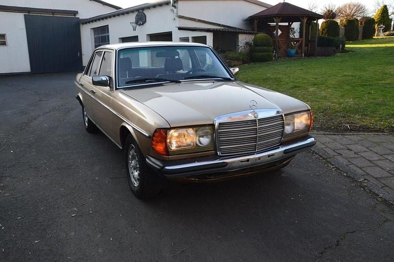 Gebraucht Mercedes E300 88 PS (64 kW) 1979 Gold Limousine