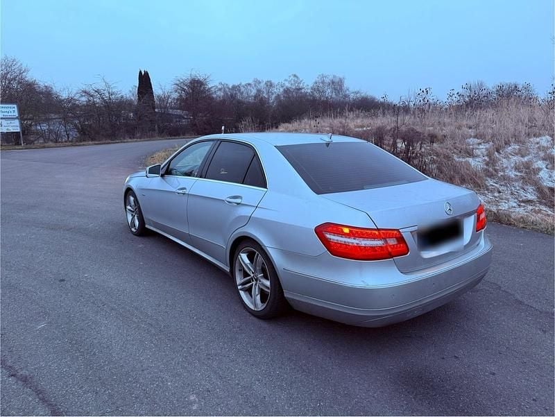 Gebraucht Mercedes E200 136 PS (100 kW) 2011 Silber Limousine