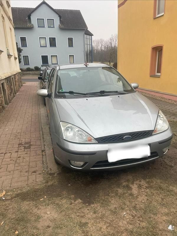 Grau Gebraucht 2003 Ford Focus Kombi | 650 € (Guter Preis) - Bild 1/4