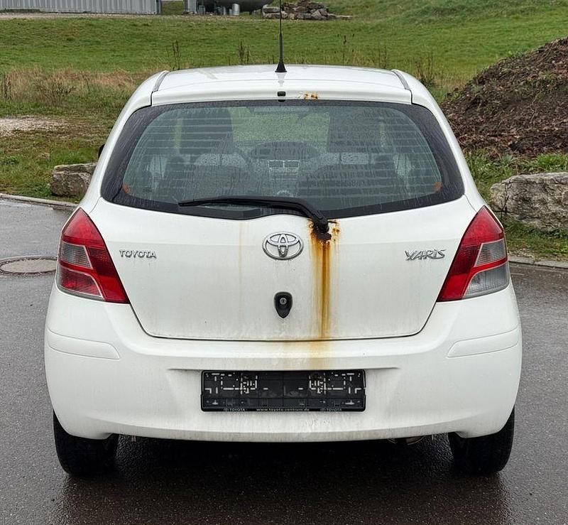 Gebraucht Toyota Yaris 69 PS (50 kW) 2011 Weiß Kleinwagen