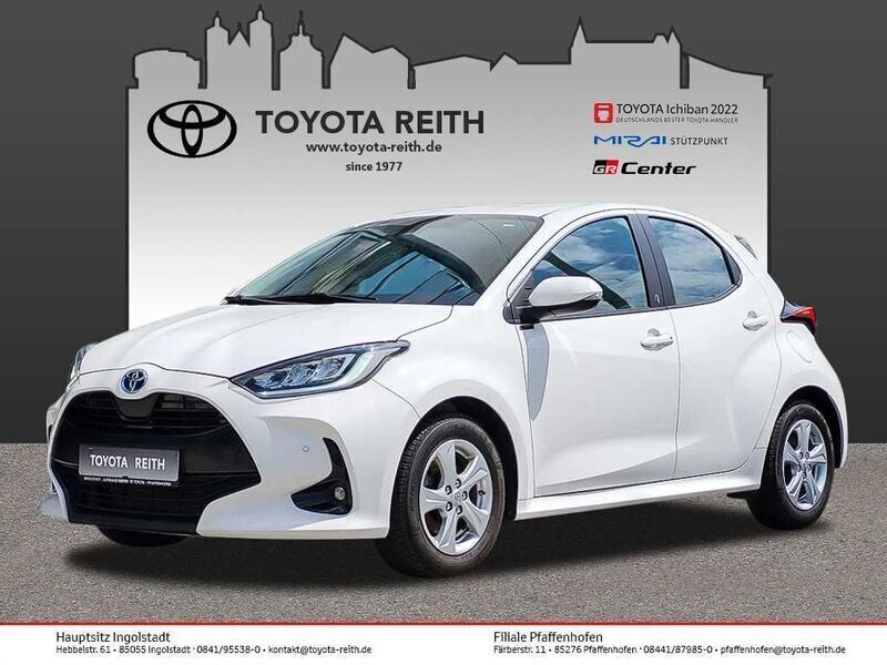 Schneeweiß Gebraucht 2022 Toyota Yaris Hybrid Comfort Kleinwagen | 16.440 € (Fairer Preis) - Bild 1/4
