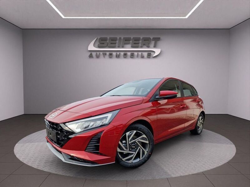 Dragon red / met Neu 2025 Hyundai i20 Trend Limousine | 21.490 € (Fairer Preis) - Bild 1/4