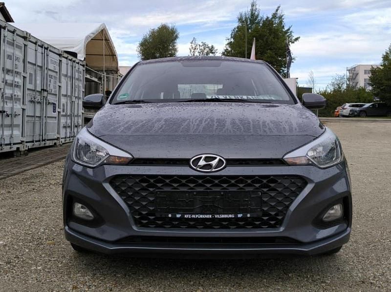 Grau Gebraucht 2020 Hyundai i20 Select Limousine | 12.999 € (Guter Preis) - Bild 1/4