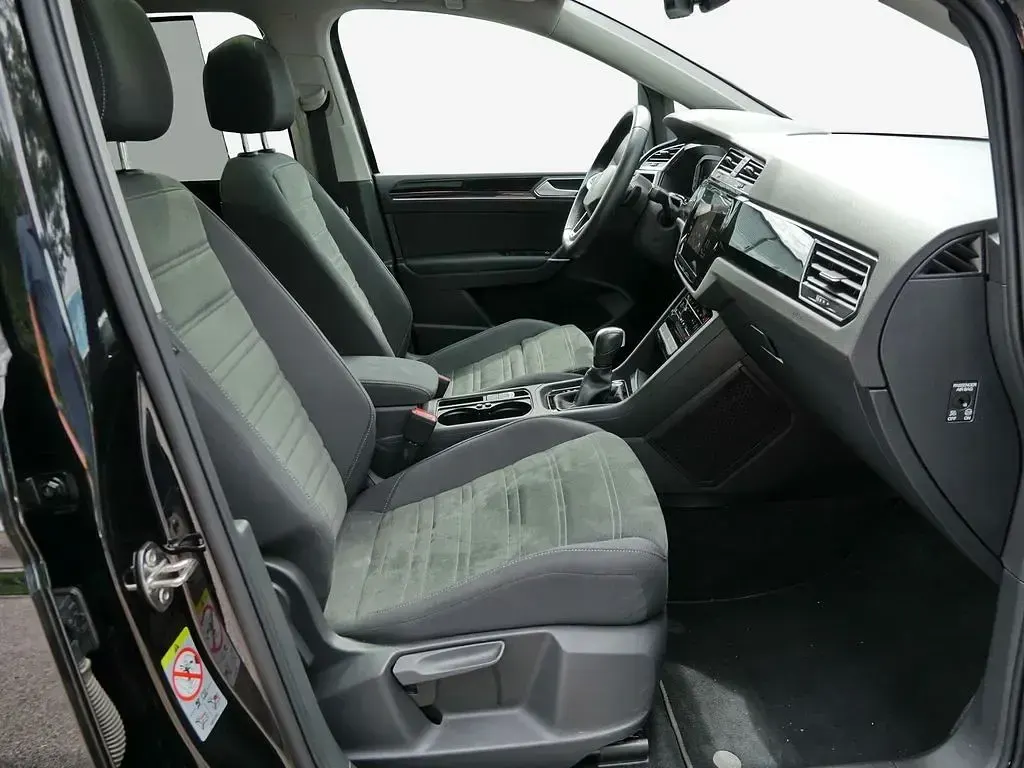 Gebraucht VW Touran Highline 150 PS (110 kW) 2023 Deep black perleffekt Van / Kleinbus