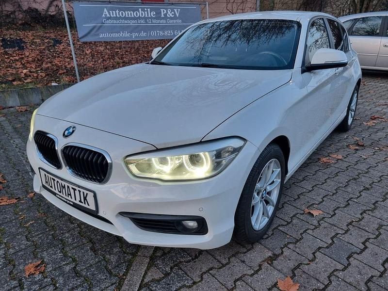 Alpinweiss iii Gebraucht 2018 BMW 118 Advantage Kleinwagen | 15.890 € (Fairer Preis) - Bild 1/4