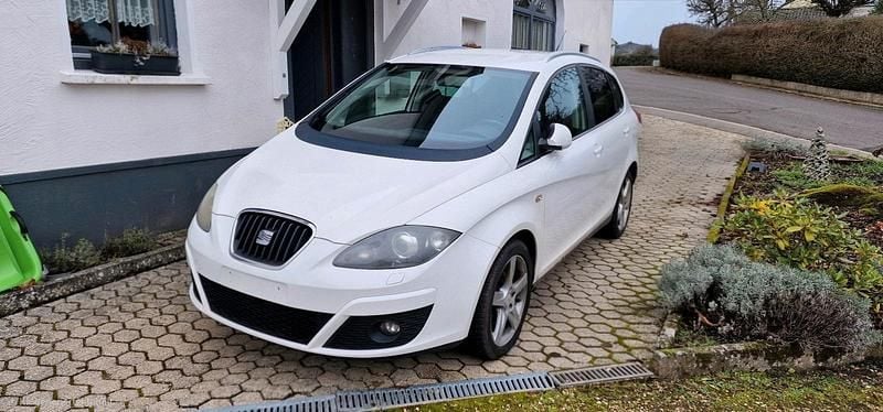 Weiß Gebraucht 2011 Seat Altea XL Van / Kleinbus | 1.800 € (Guter Preis) - Bild 1/4