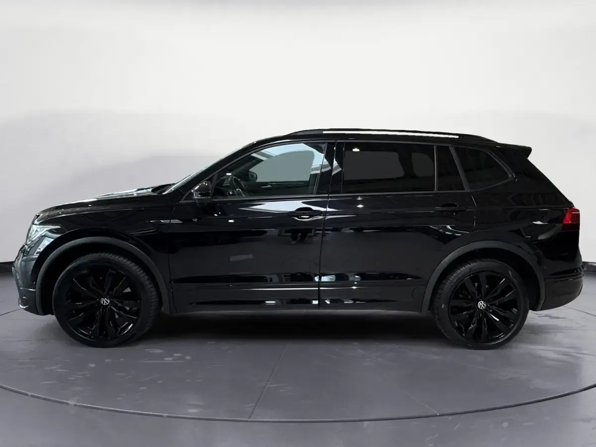 Gebraucht VW Tiguan Allspace R-line 200 PS (147 kW) 2022 Deep black perleffekt SUV