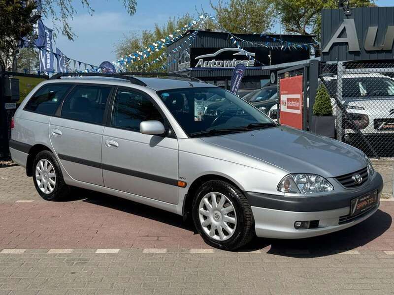 Silber Gebraucht 2002 Toyota Avensis Sol Kombi | 3.990 € - Bild 1/4