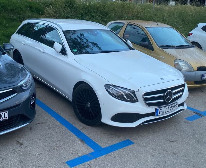 Weiß Gebraucht 2019 Mercedes E220 Limousine | 21.500 € (Superpreis) - Bild 1/4