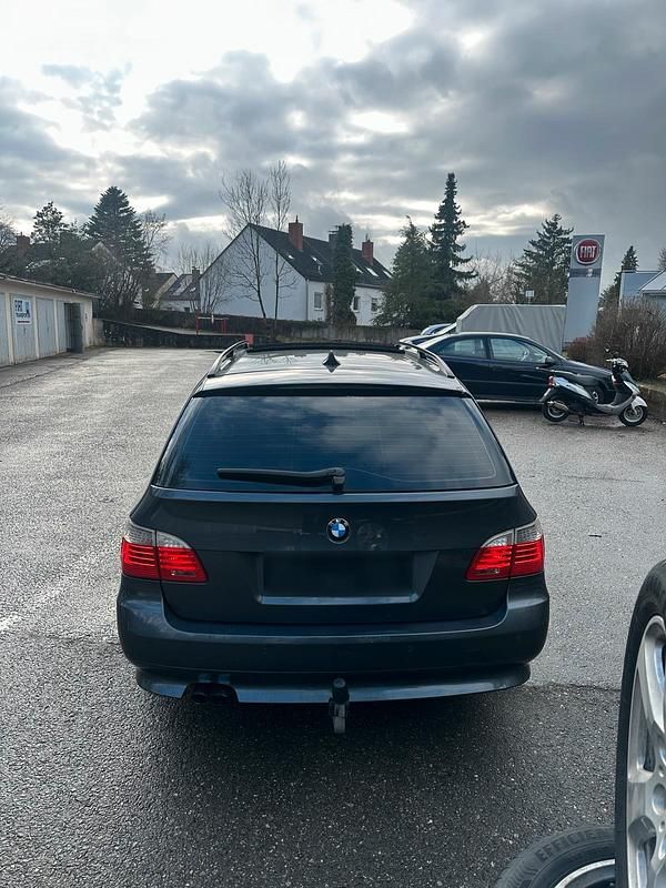 Gebraucht BMW 530 235 PS (172 kW) 2007 Silber Kombi