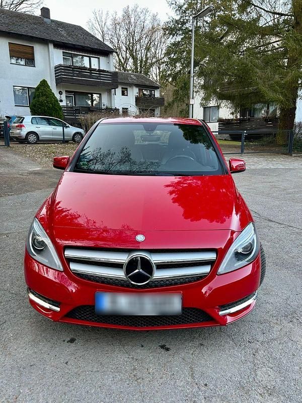 Gebraucht Mercedes B200 156 PS (114 kW) 2013 Rot Van / Kleinbus