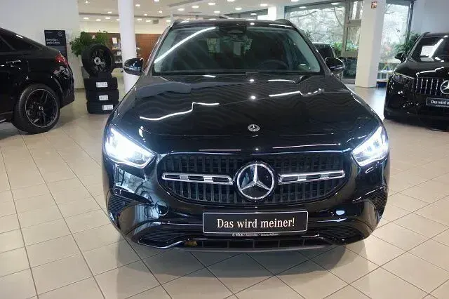 Gebraucht Mercedes GLA180 Progressive 136 PS (100 kW) 2024 Lack kosmosschwarz SUV