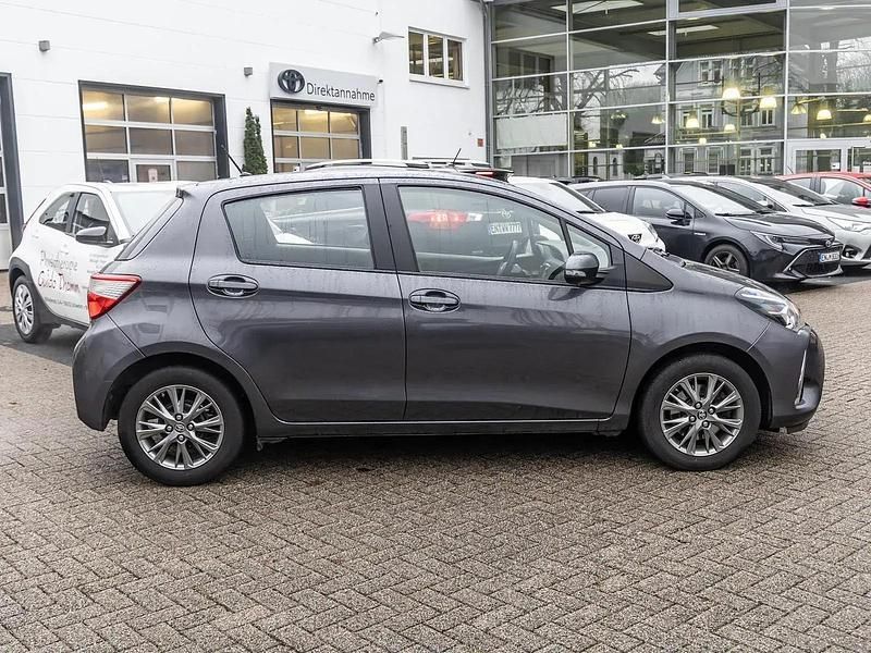 Gebraucht Toyota Yaris Plus 111 PS (81 kW) 2017 Marlingrau metallic Kleinwagen