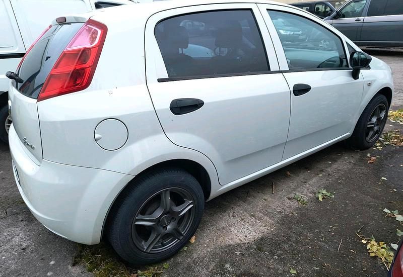 Weiß Gebraucht 2011 Fiat Grande Punto Kleinwagen | 1.800 € (Guter Preis) - Bild 1/3