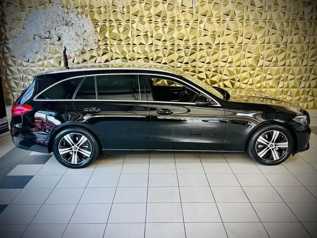 Gebraucht Mercedes C200 Avantgarde 163 PS (119 kW) 2024 Schwarz Limousine