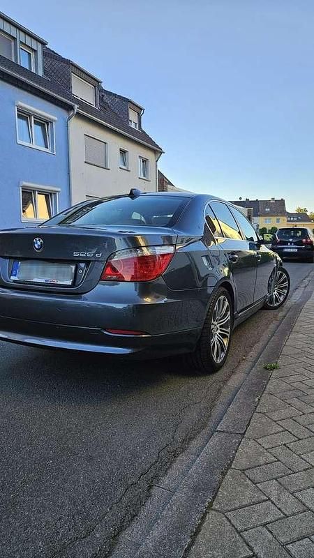 Grau Gebraucht 2009 BMW 525 Limousine | 7.800 € (Etwas zu teuer) - Bild 1/4
