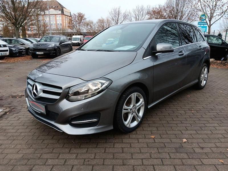 Mountaingrau met. Gebraucht 2016 Mercedes B200 Van / Kleinbus | 15.990 € (Guter Preis) - Bild 1/4