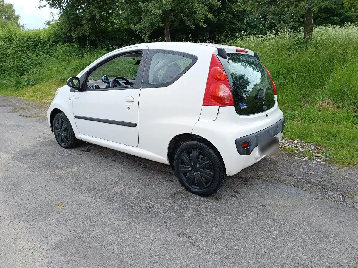 Gebraucht Peugeot 107 68 PS (50 kW) 2010 Weiß Kleinwagen