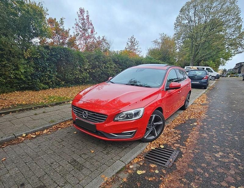 Rot Gebraucht 2016 Volvo V60 Momentum Kombi | 9.400 € (Superpreis) - Bild 1/4