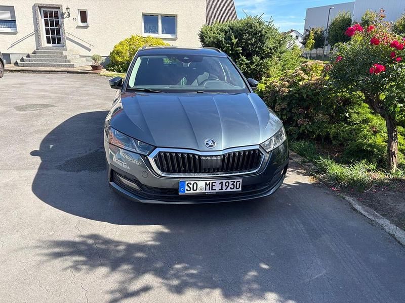 Grau Gebraucht 2021 Skoda Octavia Ambition Kombi | 18.300 € (Guter Preis) - Bild 1/4