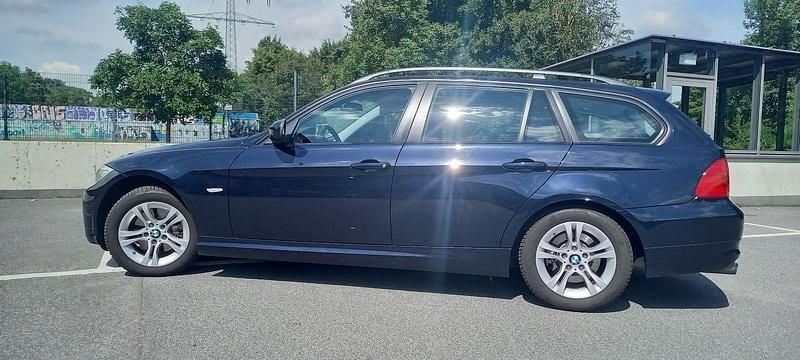 Gebraucht BMW 320 170 PS (125 kW) 2009 Blau Kombi