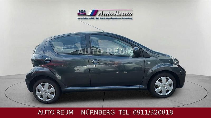 Gebraucht Toyota Aygo 68 PS (50 kW) 2011 Grau Kleinwagen