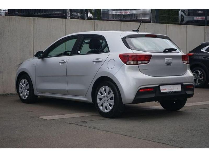 Second-hand Kia Rio 84 CP (61 kW) 2021 Argintiu Hatchback