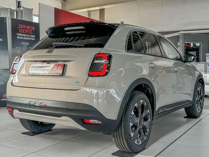 Neu Fiat 600E La Prima 114 kW (156 PS) 2025 Sand  earth of italy SUV