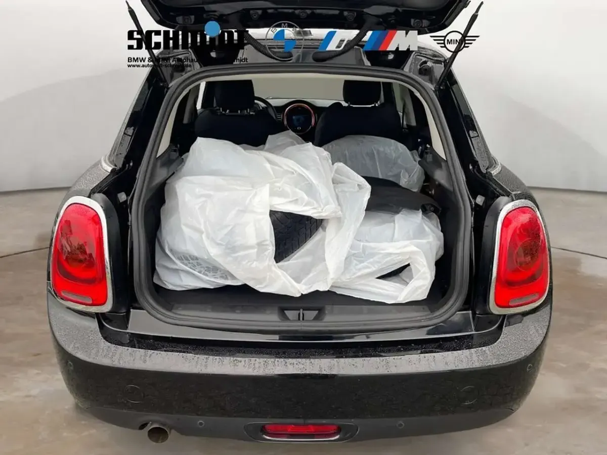 Gebraucht Mini ONE 102 PS (75 kW) 2018 Midnight black metallic Kleinwagen