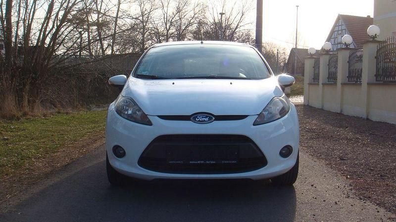 Gebraucht Ford Fiesta Trend 60 PS (44 kW) 2011 Weiß Kleinwagen