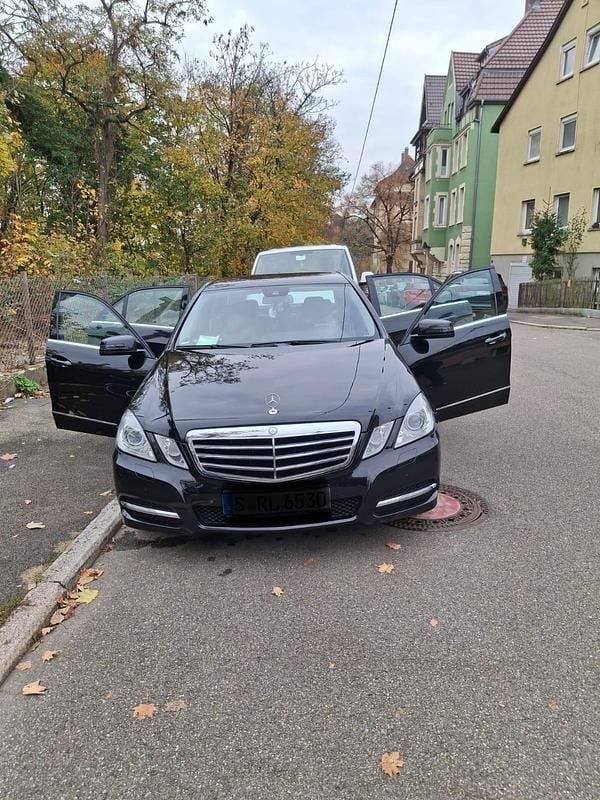 Schwarz Gebraucht 2012 Mercedes E200 Limousine | 9.500 € (Fairer Preis) - Bild 1/4