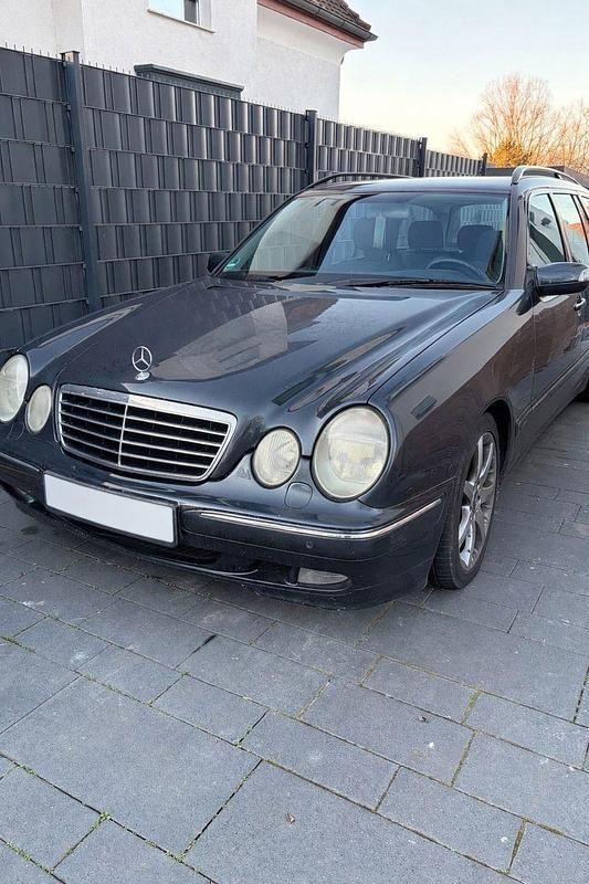 Blau Gebraucht 2002 Mercedes E240 Avantgarde Kombi | 1.400 € (Fairer Preis) - Bild 1/4