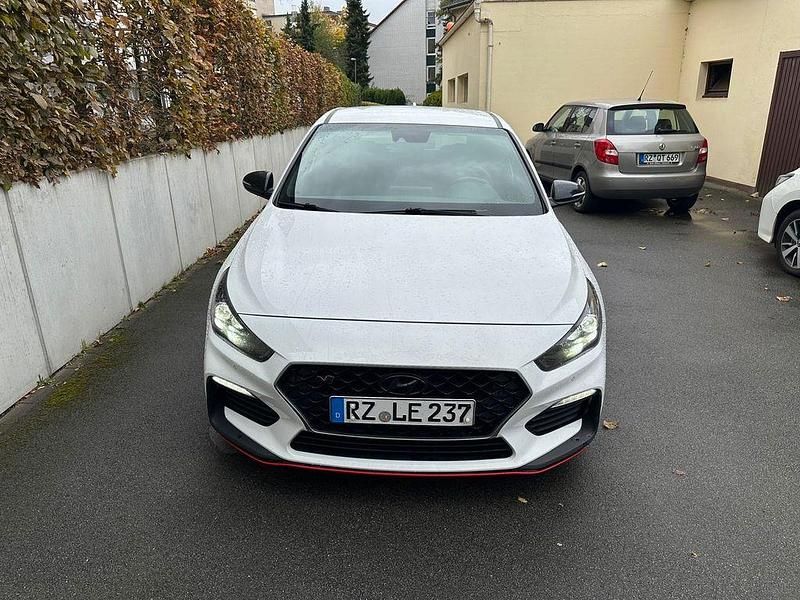 Weiß Gebraucht 2019 Hyundai i30 N Performance Limousine | 22.900 € (Etwas zu teuer) - Bild 1/4