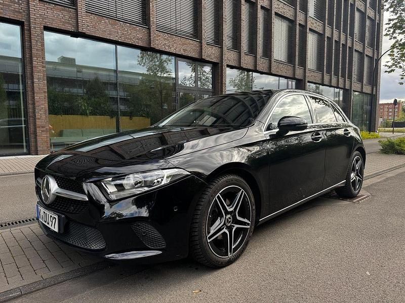 Schwarz Gebraucht 2020 Mercedes A180 Limousine | 19.990 € (Guter Preis) - Bild 1/4