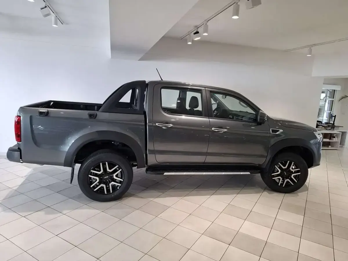 Neu JAC JS8 204 PS (150 kW) 2026 Grau SUV