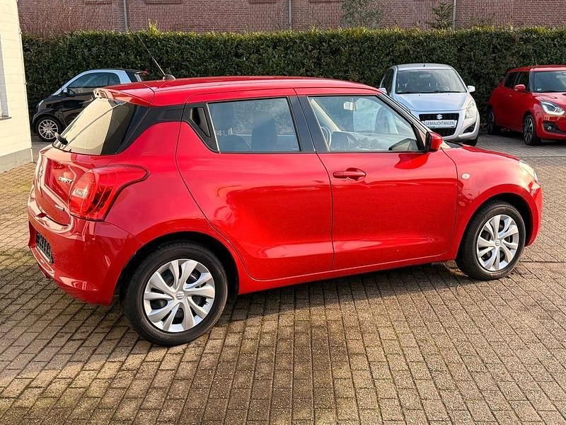 Gebraucht Suzuki Swift Club 83 PS (61 kW) 2021 Rot Limousine