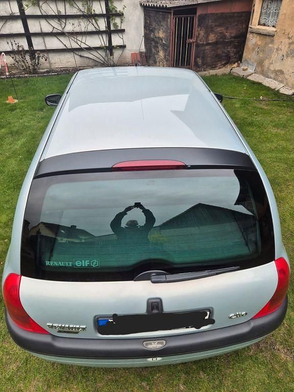 Second-hand Renault Clio II 58 CP (42 kW) 2000 Argintiu Berlinǎ