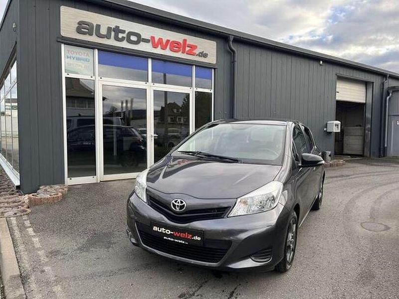 Hell grau metallic (metallic) Gebraucht 2013 Toyota Yaris Cool Kleinwagen | 7.950 € (Fairer Preis) - Bild 1/4