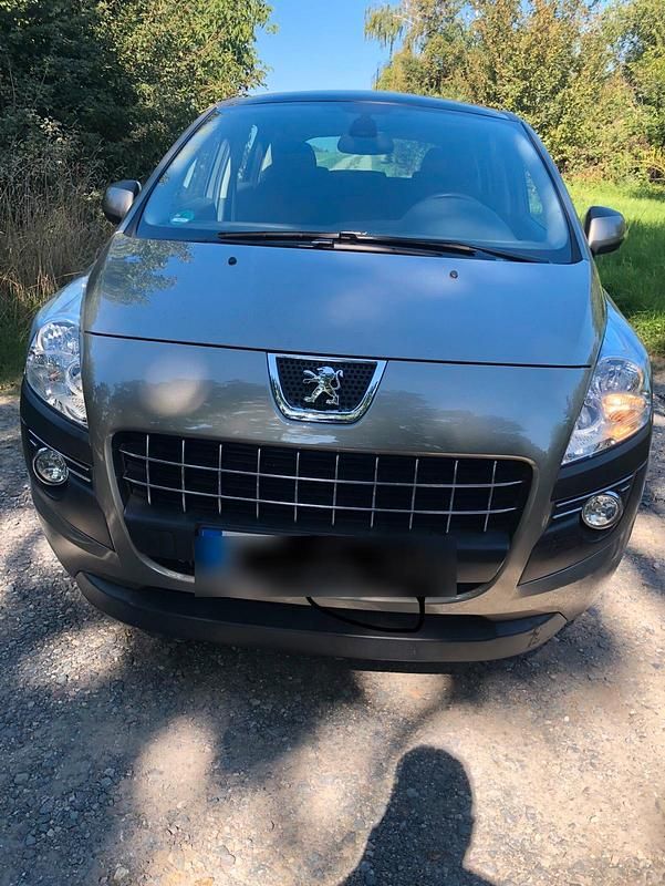 Grau Gebraucht 2012 Peugeot 3008 Limousine | 5.400 € (Fairer Preis) - Bild 1/4