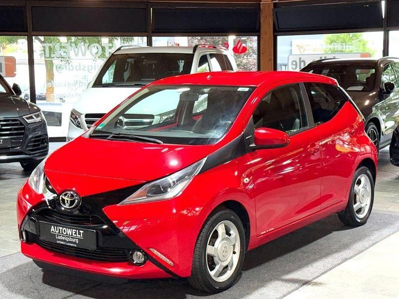 Rot Gebraucht 2015 Toyota Aygo X-play Kleinwagen | 7.190 € (Fairer Preis) - Bild 1/4