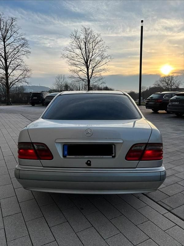 Gebraucht Mercedes E220 143 PS (105 kW) 1999 Silber Limousine