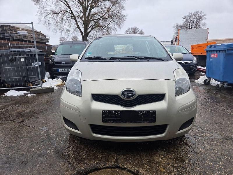 Gebraucht Toyota Yaris 99 PS (72 kW) 2012 Silber Kleinwagen