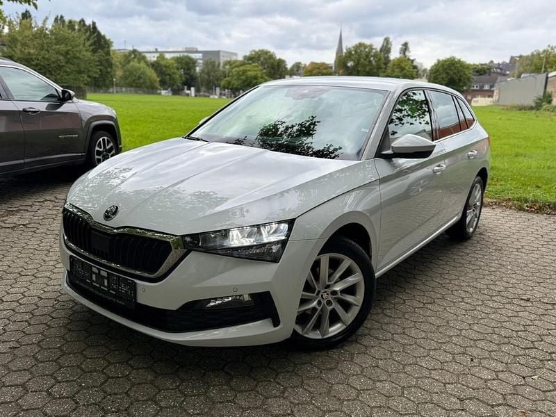 Weiß Gebraucht 2020 Skoda Scala Kleinwagen | 11.499 € (Guter Preis) - Bild 1/4
