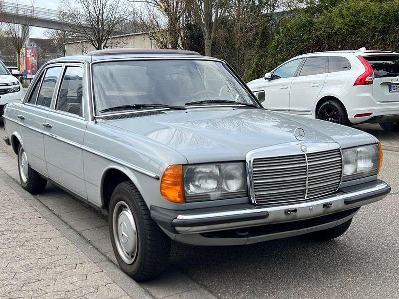 Gebraucht Mercedes 200 109 PS (80 kW) 1983 Grau Limousine