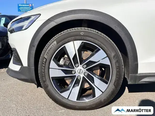 Gebraucht Volvo V60 CC Plus 197 PS (144 kW) 2022 Weiss Kombi