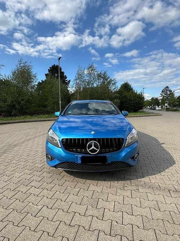 Blau Gebraucht 2013 Mercedes A180 Kleinwagen | 9.800 € (Guter Preis) - Bild 1/4