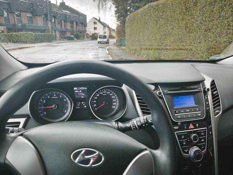 Gebraucht Hyundai i30 Classic 99 PS (72 kW) 2014 Schwarz Limousine