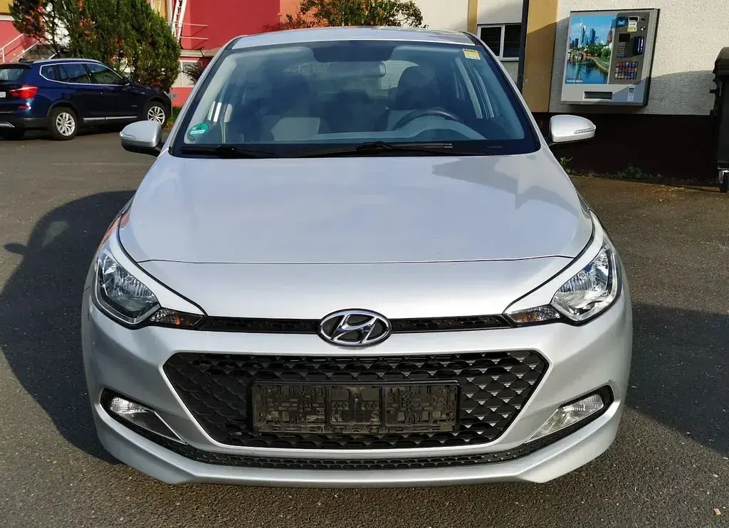 Gebraucht Hyundai i20 GO! 75 PS (55 kW) 2017 Silber Limousine
